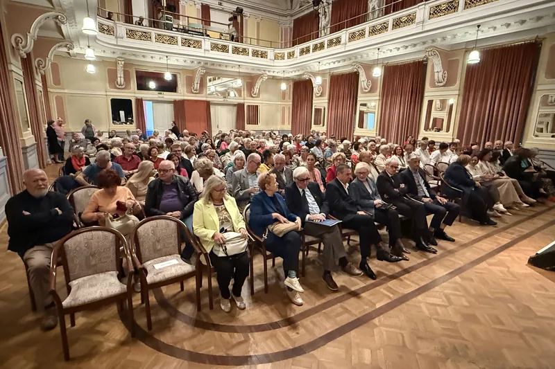 Obiskovalke in obiskovalci svečane prireditve v dvorani Narodnega doma Maribor