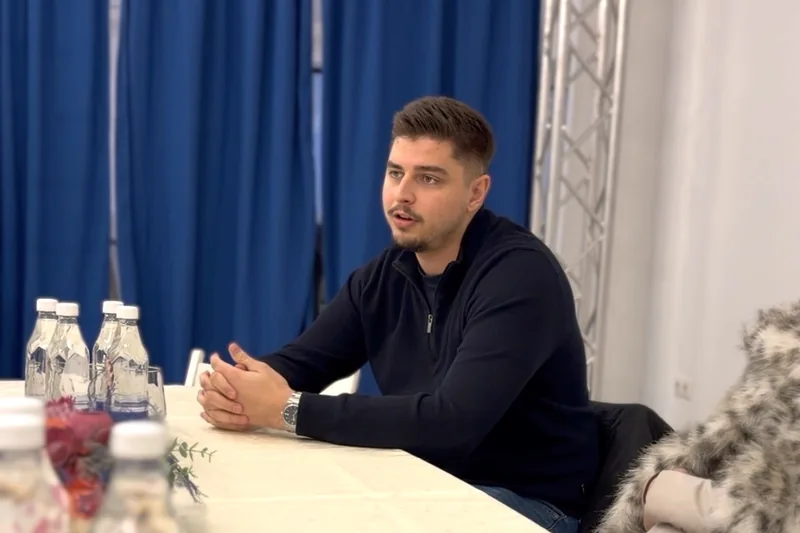 Udeleženec med pogovorom o kulturnih društvih v Pisarni Za Maribor.