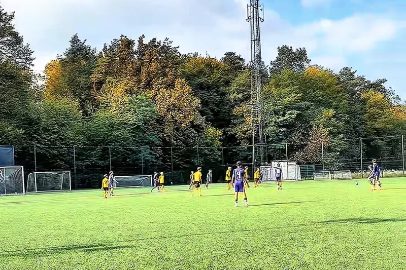 Nogometni trening na igrišču NK Pobrežje z umetno travo.