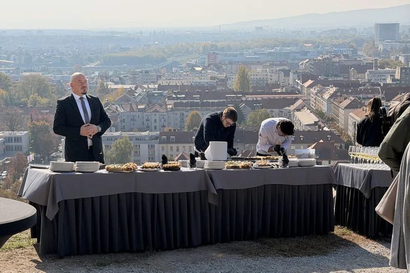 Utrinek slovesnosti na Piramidi z razgledom na Maribor v ozadju.