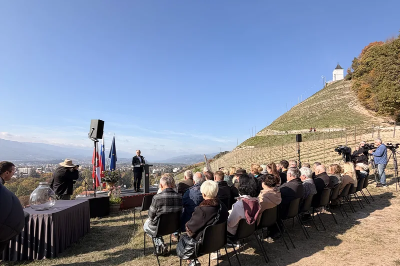 Udeleženci slovesnosti ob obnovi vinograda na Piramidi s kapelico na vrhu griča.