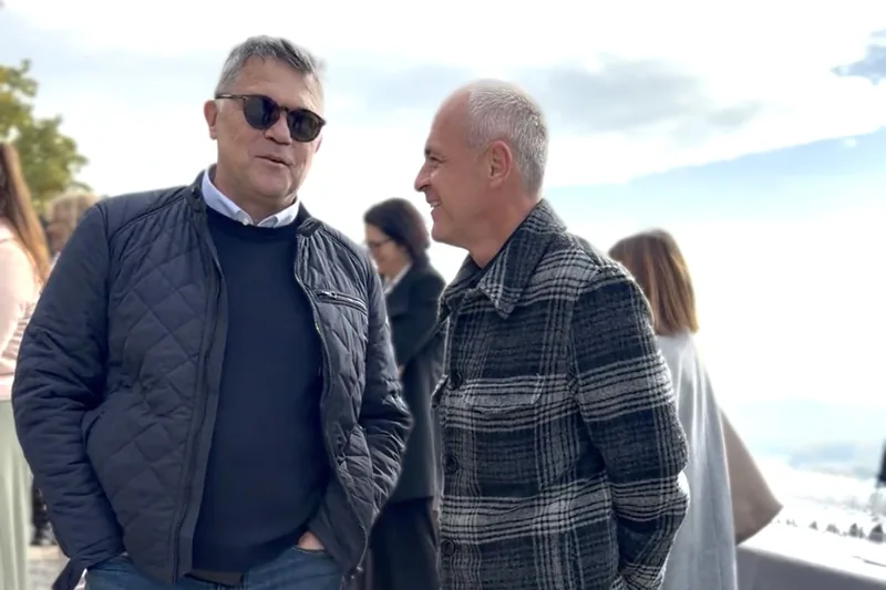 Udeleženca slovesnosti v pogovoru na Piramidi.