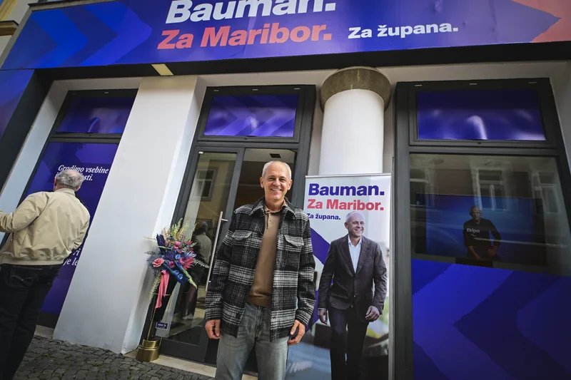 Andrej Bauman pred vhodom v Pisarno Za Maribor na Gosposki ulici.
