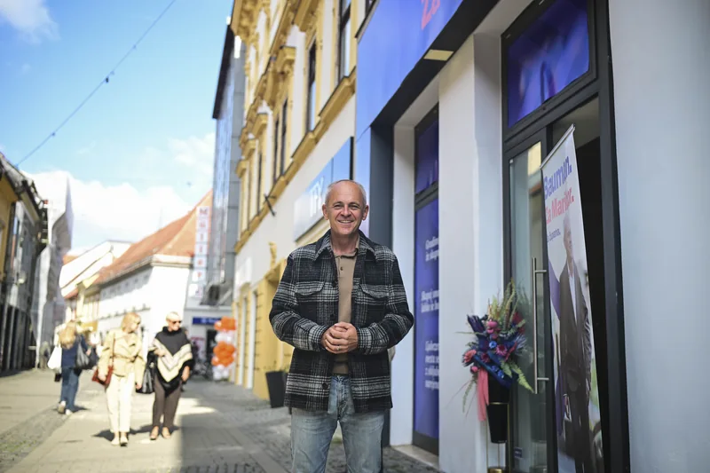 Andrej Bauman pred Pisarno Za Maribor s pogledom po Gosposki ulici.
