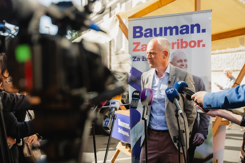 Snemalna kamera in novinarji med izjavo Andreja Baumana za medije