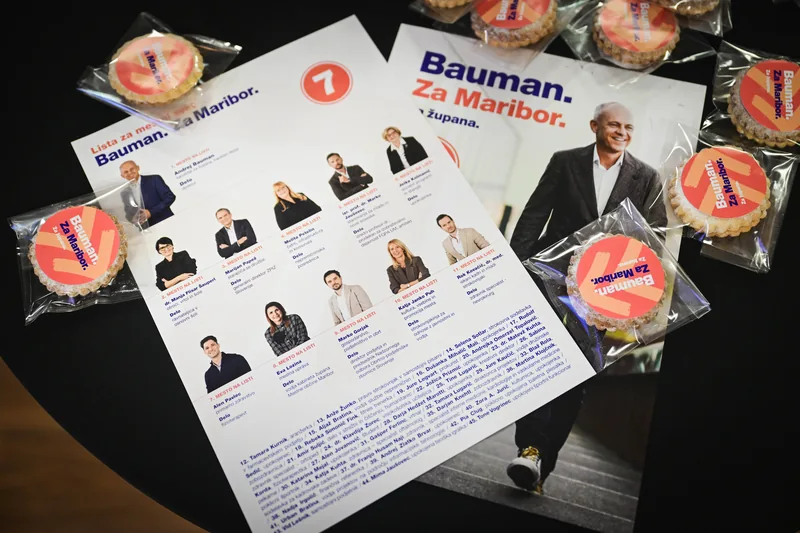 Predstavitveno gradivo liste Bauman. Za Maribor. na mizi ob dogodku.