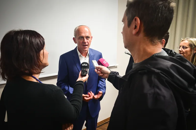Pogovor z novinarji in mikrofoni po predstavitvi programa.