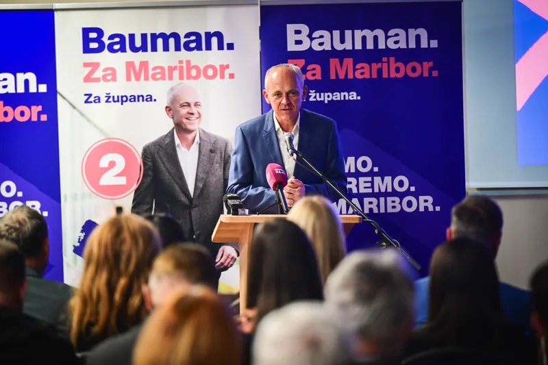 Nagovor udeležencem pred panoji liste Bauman. Za Maribor.