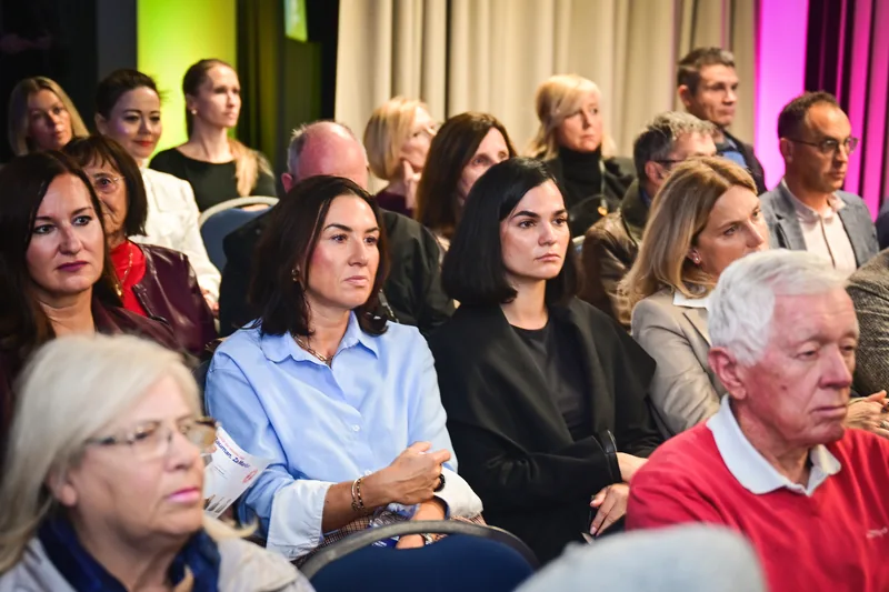 Udeleženci spremljajo predstavitev programa za Maribor.