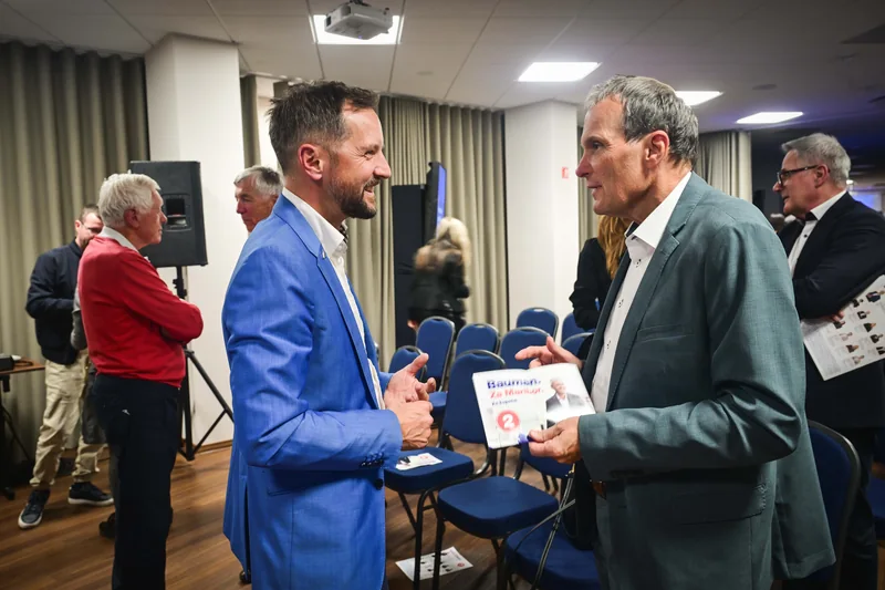Pogovor udeležencev s predstavitvenim gradivom po dogodku.