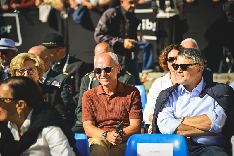 Andrej Bauman med obiskovalci jubilejne 40. trgatve Najstarejše trte na Lentu