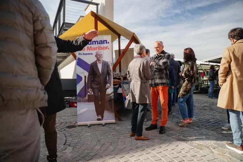 Sobotno srečanje ob stojnici liste Bauman. Za Maribor. na Osrednji mariborski tržnici.