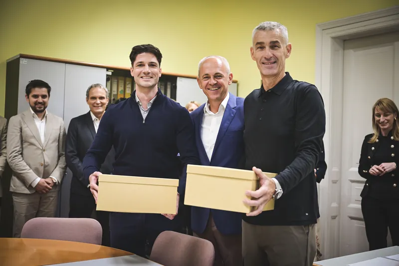 Vložitev kandidature za župana Maribora in liste za mestni svet na sedežu mestne volilne komisije