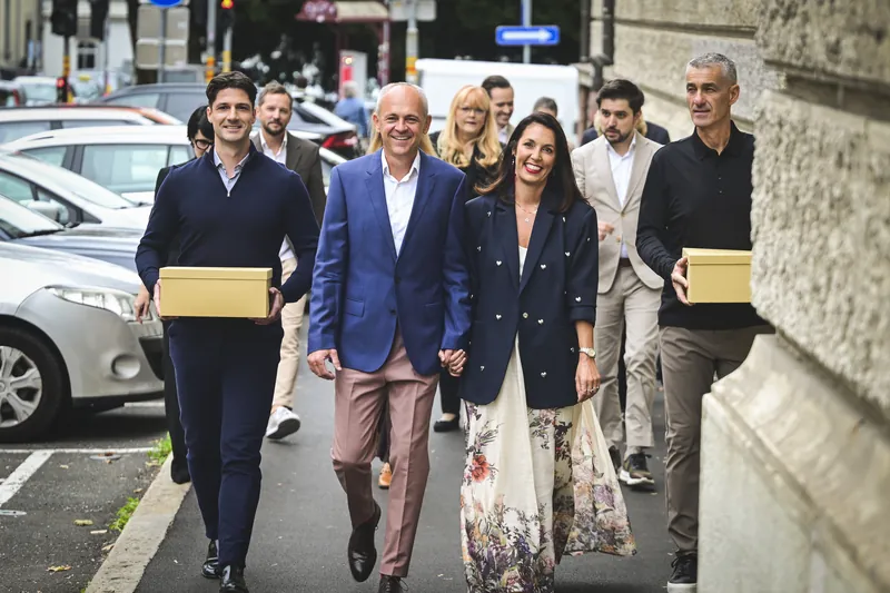 Prihod ekipe s kandidaturno dokumentacijo na sedež mestne volilne komisije v Mariboru