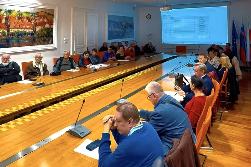 Udeleženci žreba vrstnega reda na glasovnicah za lokalne volitve 2026 v Mariboru.